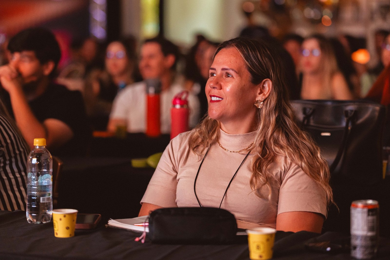 Participante assistindo ao palco