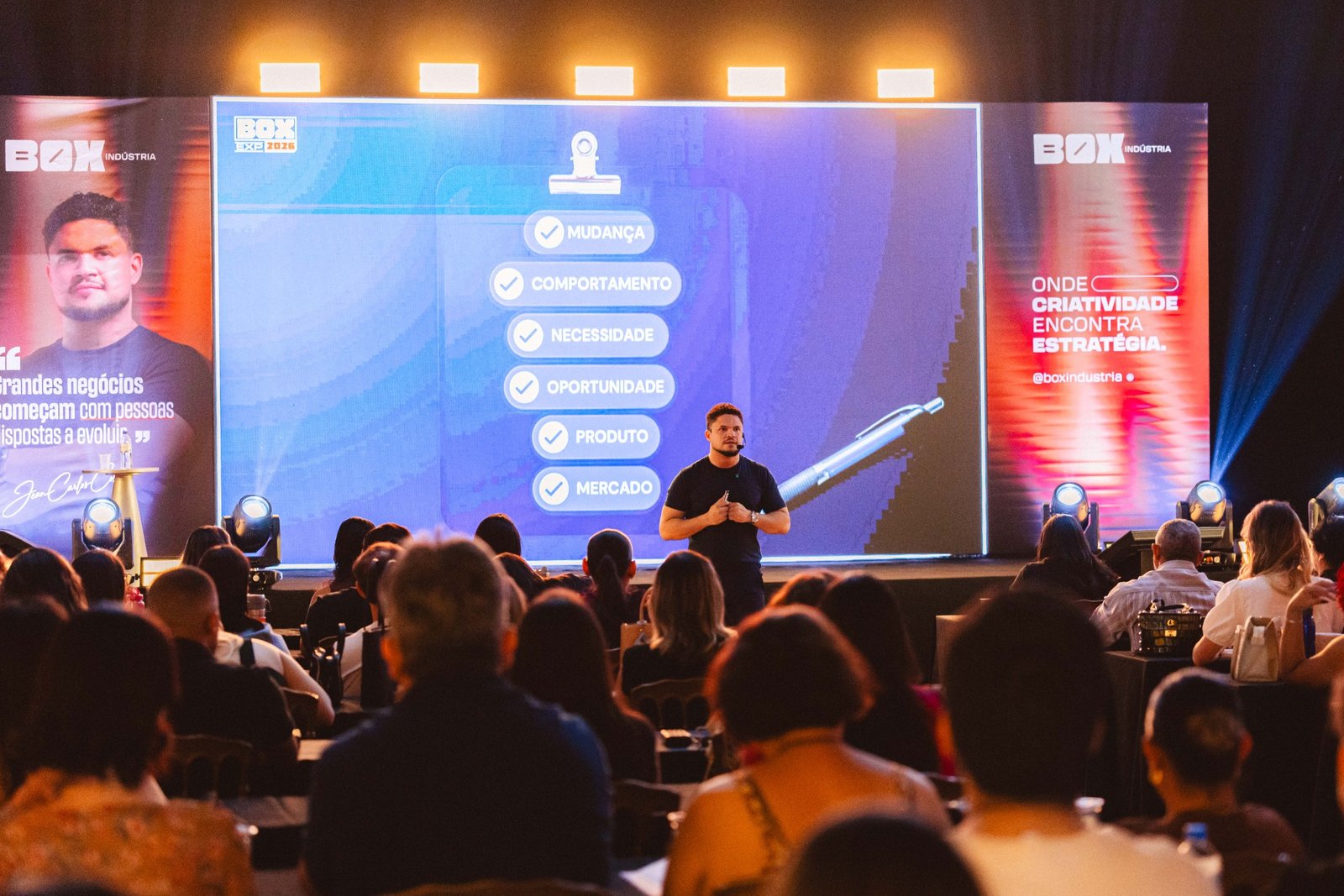 Palco do Box Experience 2026 com público presente